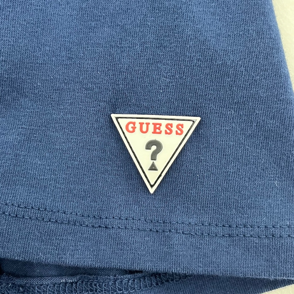Guess Mens Size M T-Shirt SLK Blue Triangle Logo Crew Neck Short Sleeve NWT - Picture 3 of 9